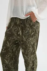 Babucha de viscosa con estampado floral en tonos marrones y beige, de corte recto y ajuste cómodo.