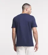 Remera masculina comfort de media malla, color azul marino, con cuello redondo y mangas cortas. Presenta una estampa frontal de un faro con el lettering "light house".