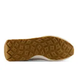 Championes New Balance de la serie 370 inspiradas en el estilo de los años 70. La parte superior está hecha de gamuza y malla. La entresuela de espuma EVA elevada absorbe los impactos y proporciona un alto nivel de comodidad. La suela dotada de un dibujo clásico garantiza un buen agarre al suelo.