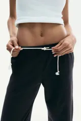 Pantalón de jogging negro de corte amplio, con cintura elástica ajustable con cordón y bolsillos laterales.