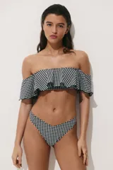 Bombacha de bikini estilo colaless, con tiro bajo y diseño de cintura en V. Presenta estampado de cuadros vichy en blanco y negro.
