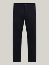 Pantalón chino Tommy Hilfiger modelo Denton de pierna recta, color azul marino, confeccionado en satén de algodón elástico. Cuenta con cierre de cremallera y botón, bolsillos ribeteados en la cintura y bolsillos traseros de ojal con botón.