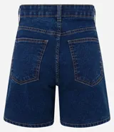 Short de jean azul oscuro, de talle medio con trabillas para cinturón, cierre de botón y cremallera, bolsillos delanteros y traseros, y costuras en contraste.