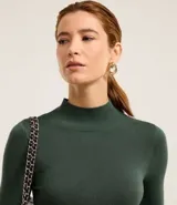 Blusa verde oscuro de viscosa con cuello alto y mangas largas con abertura en el puño.