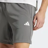 Short deportivo Adidas de corte clásico, confeccionado en tejido de punto doble con tecnología AEROREADY para absorción de sudor. Presenta cintura elástica con cordón de ajuste, bolsillos laterales con cierre y aberturas en el dobladillo para mayor libertad de movimiento.