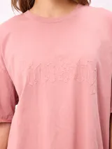 Remera de corte holgado con efecto lavado, cuello redondo y mangas cortas. Presenta el logo de la marca bordado en el frente con un diseño tipográfico.