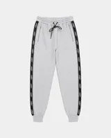Pantalón de jogging gris melange con cinta lateral negra personalizada con logo, bolsillos con cierre y puños elastizados.