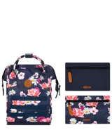 Mochila Cabaia modelo Adventurer Osaka con estampado floral en tonos rosa, blanco y naranja sobre fondo azul marino. Cuenta con sistema MOLLE, compartimento acolchado para tablet o PC, correa para sujetar a la maleta y tirantes acolchados antitranspirantes.