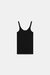 Musculosa de punto rib color gris oscuro, de corte slim fit con escote redondo y tirantes finos.
