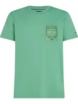 Remera de cuello redondo confeccionada en algodón, con corte regular. Presenta un parche rectangular en el pecho con el logo de la marca y la inscripción NYC 1985, además de un pequeño logo bordado en la manga.