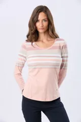 Remera de manga larga con escote redondo, confeccionada en tejido de algodón con diseño de rayas horizontales en tonos beige, azul y rosado en la parte superior.