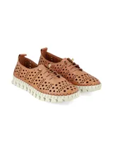 Sneaker de cuero napa color tostado, con diseño perforado en toda la superficie, cordones elastizados y suela de caucho blanca de gran flexibilidad.