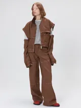 Campera de denim a rayas verticales con cuello de pana en color bordó. Presenta cierre frontal, mangas desmontables con cierre en los hombros, canesú en el pecho y bolsillos de parche cuadrados.