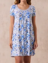 Camisón corto de tejido suave con estampado de leopardo en tonos grises y rosados, con escote redondo y mangas cortas.