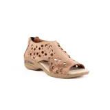 Sandalia baja de cuero color beige, con diseño cerrado en el talón y perforaciones circulares en el empeine. Cuenta con suela de goma con cámara de aire en el talón y plantilla marrón.