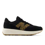 Championes urbanos New Balance modelo 370, color negro con detalles en estampado animal print de leopardo en el logo lateral. Presentan una entresuela blanca y suela de goma color caramelo.