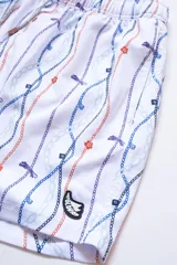 Short de baño blanco con estampado de cadenas y charms Polonio. Confeccionado en tejido de poliéster y elastano, liviano, flexible y de secado rápido. Presenta cintura elástica con cordón regulable, bolsillos laterales y bolsillo trasero con cierre.