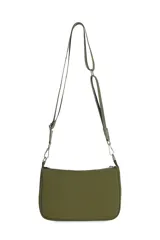 Bandolera negra de tela con correa de hombro ajustable, cierre superior y dos bolsillos frontales con cierre.