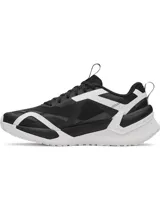 Championes de entrenamiento Under Armour modelo UA W Reign XT para mujer, en color negro con detalles en blanco y gris. Cuentan con capellada de malla transpirable, refuerzos de TPU, mediasuela de amortiguación UA HOVR y suela de diseño estructurado para mayor estabilidad.