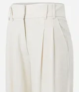 Pantalón wide leg de tiro alto confeccionado en viscolino, con cierre tradicional, trabillas en la cintura y pliegues frontales.