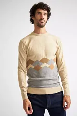 Sweater de punto con diseño color block, combinando azul marino en la parte superior, un patrón geométrico en tonos bordó y azul en el centro, y color camel en la parte inferior. Presenta cuello redondo y mangas largas.