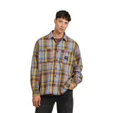 Camisa de manga larga a cuadros en tonos azul, amarillo, rojo y gris. Tiene dos bolsillos con solapa en el pecho y un logo pequeño en uno de ellos.