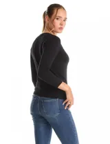 Buzo de tejido fino con escote en V y mangas tres cuartos. Presenta un diseño liso y entallado, ideal para un look casual y versátil.