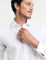 Camisa celeste de manga larga con cuello button-down, confeccionada en tejido rústico de algodón y lino.