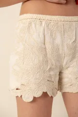 Short color crema con cintura elastizada y bordados florales.