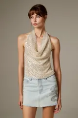 Falda mini de jean con diseño recto, bolsillos tradicionales y aplicación de strass brillante en el lateral.