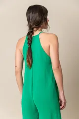 Enterito de crepe color negro, con diseño holgado, escote halter y breteles finos.