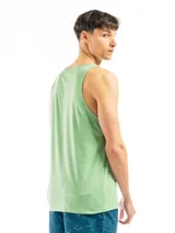 Musculosa lisa de color borgoña con cuello redondo y sisas amplias.