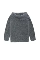 Sweater de punto tricot con diseño off-shoulder, de calce relajado y mangas largas. Presenta una textura suave y flexible con cuello amplio que cae sobre los hombros.