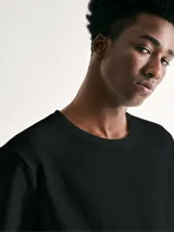 Camiseta de corte regular en color azul marino, confeccionada en tela con textura horizontal sutil, cuello redondo y mangas cortas.