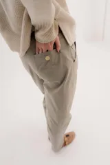 Pantalón sastrero de tiro medio, color gris oscuro con rayas verticales finas. Presenta pinzas delanteras, bolsillos delanteros con pin bordado y bolsillos traseros tipo vivo.