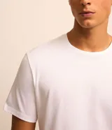 Remera masculina verde militar, de algodón pima, con cuello redondo y manga corta. Presenta un corte comfort, más generoso en sus medidas para mayor comodidad.