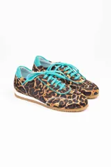 Championes de diseño artesanal con estampado animal print de leopardo. Presentan detalles en cuero color turquesa en la lengüeta, cordones, talón y collarín. Cuentan con una suela plana de goma color caramelo y una cuña interna oculta para mayor comodidad.