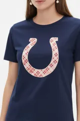 Remera blanca de manga corta y cuello redondo, confeccionada en algodón, con un diseño holgado y estampado frontal de estrella roja con textura y detalles de estrellas pequeñas.
