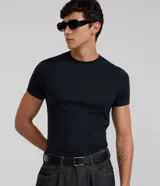 Remera negra de manga corta, modelo muscle de corte ajustado, con cuello redondo y diseño liso de la marca Marfinno.