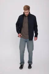 Camisa negra de manga larga con cuello clásico, cierre frontal con botones a tono, bolsillo de parche en el pecho y corte comfort fit.