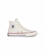 Zapatillas Converse Chuck 70 de caña alta color crema, con capellada de lona premium, costuras reforzadas, puntera y vira laqueada con trama de diamante, parche de cuero en el tobillo, cordones de algodón y ojalillos cromados.