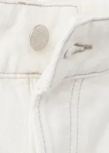 Bermuda de denim blanca con diseño recto y tiro medio, de estilo vaquero con cinco bolsillos, trabillas y cierre frontal con botón y cremallera.