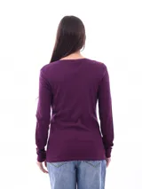 Remera básica de manga larga en tejido ribb, color negro, con escote en V.