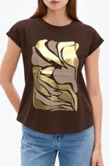 Remera de algodón color verde militar, con mangas cortas con dobladillo y estampado frontal abstracto con detalles en foil dorado y negro.