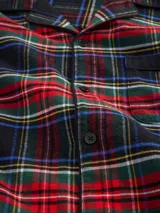 Set de pijama para hombre compuesto por una camisa de manga larga con cuello clásico y cierre frontal de botones, y un pantalón de corte recto con cintura elástica. Ambas prendas presentan un diseño de estampado a cuadros en tonos rojo, verde, azul y negro.