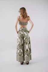 Top tipo bandeau estampado en tonos verde y blanco. Terminaciones y breteles con elástico.