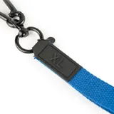 Llavero con mosquetón metálico negro, cinta de tela azul y detalle de parche de goma con logo grabado.