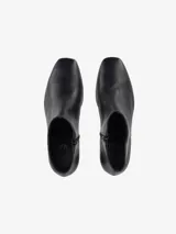 Botas de caña media en cuero negro, con punta semi redondeada y taco cuadrado forrado a tono. Poseen cierre lateral interno.