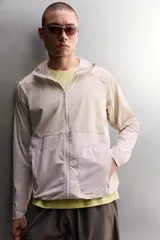 Chaqueta cortavientos de Zara Athleticz color beige, de tejido técnico ligero y elástico, con cuello subido, capucha, cierre frontal de cremallera y bolsillos laterales con cierre oculto.