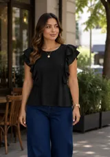 Blusa de broderie color amarillo, sin mangas, con diseño de volados en los hombros y detalles perforados en el tejido.